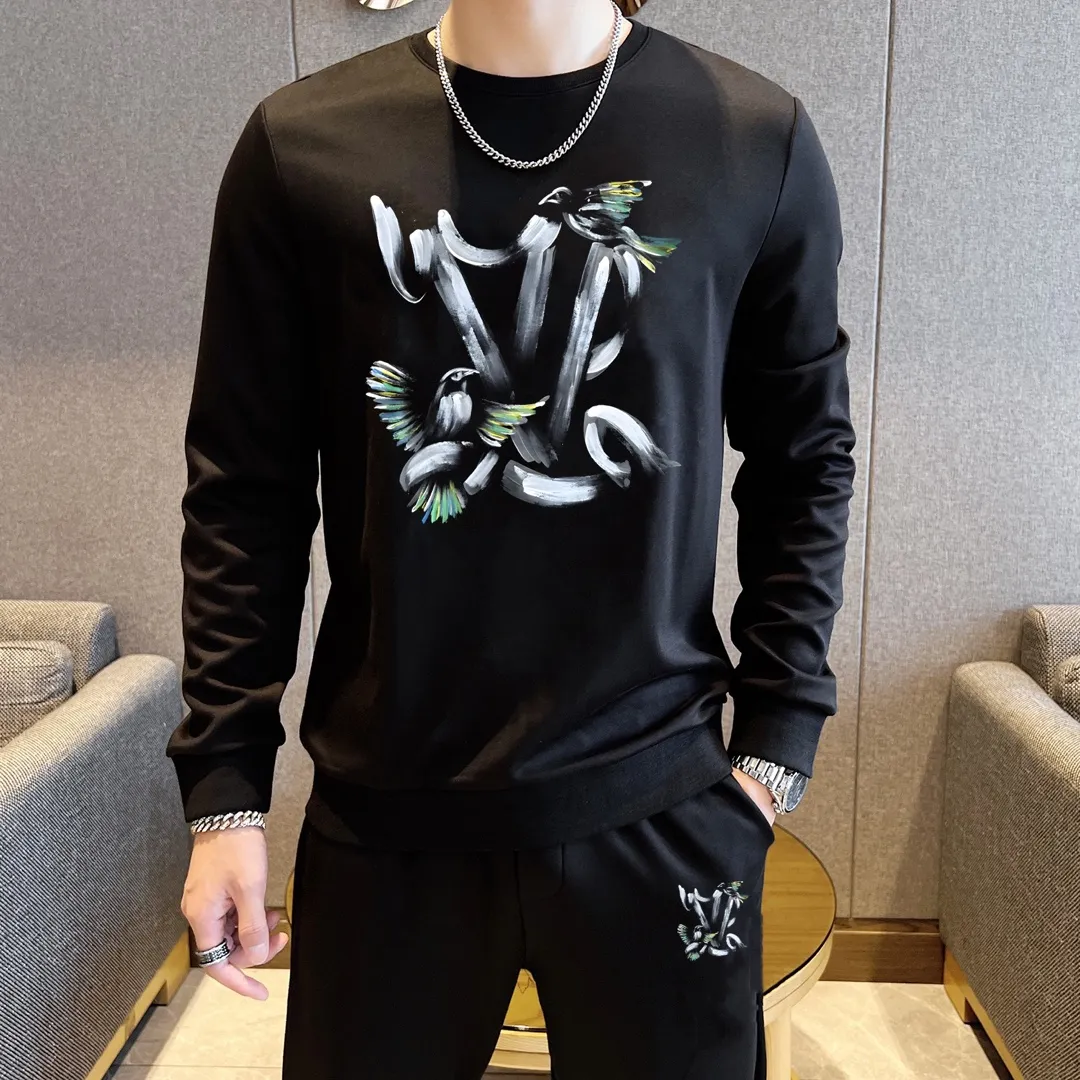 🅿️380 [LV Louis Vuitton] (Fat Man Gospel) hot-selling suit is coming. Focus on the original version of the official website. 2025 new hot-selling sweatshirt suit. The original order is hard to buy🇭🇰. It is the meticulous work of top designers for a fitting and perfect upper body effect. All-natural high-quality Roman cotton 100%, close-fitting comfort, noble and elegant! Original hardware embodies elegance and nobility! Counter size: M-5XL (maximum wear up to 220 pounds)